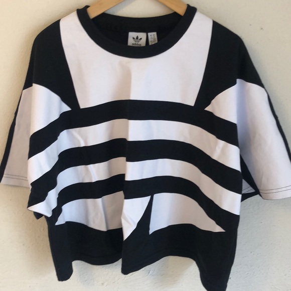 COPY - Adidas Logo Tee! 🖤 - Picture 2 of 5